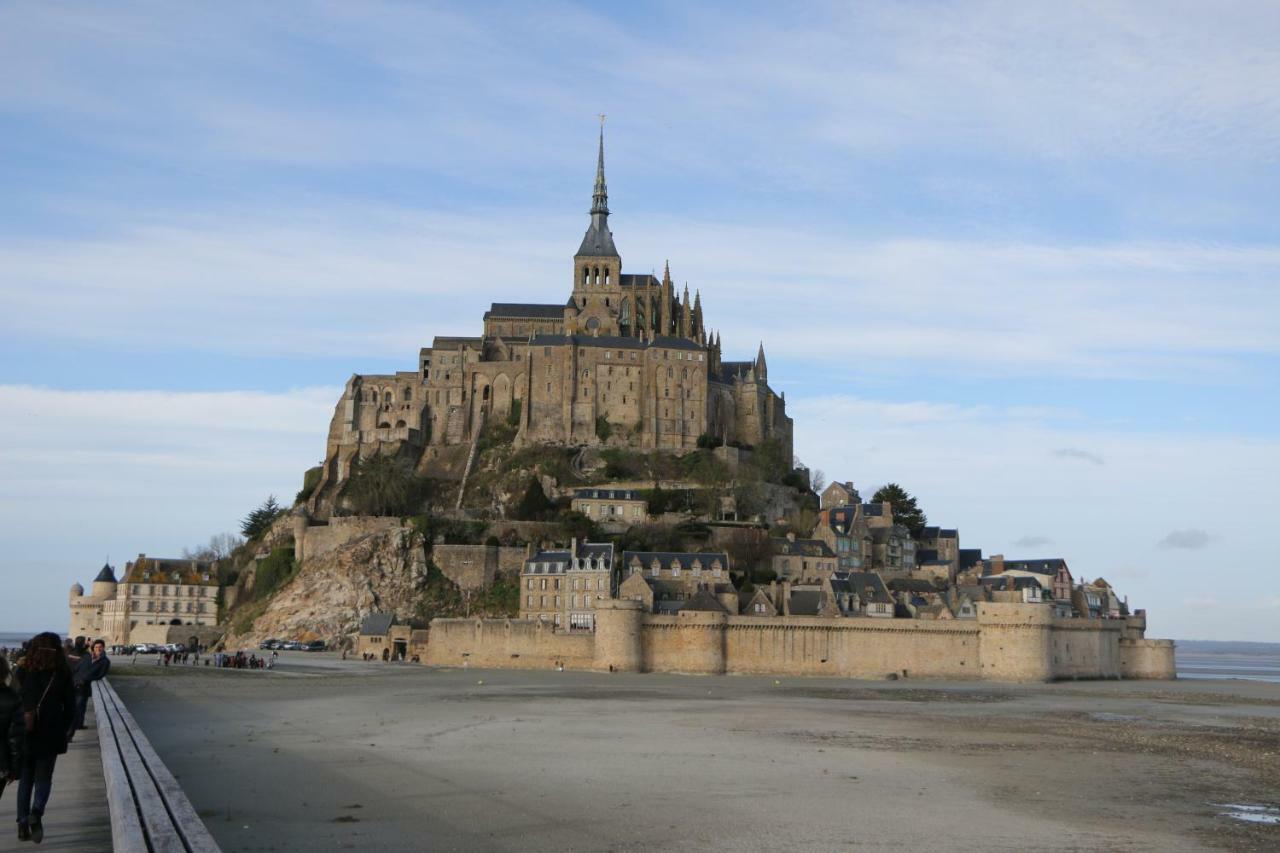 Les Bains De *
